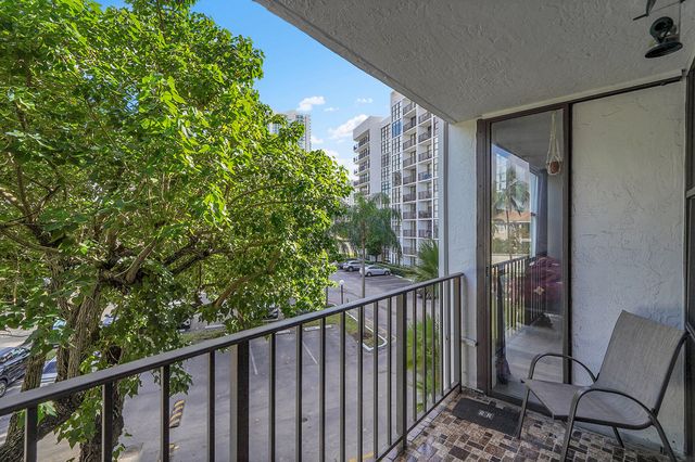 1000 Parkview Drive Unit 306, Hallandale Beach, FL 33009