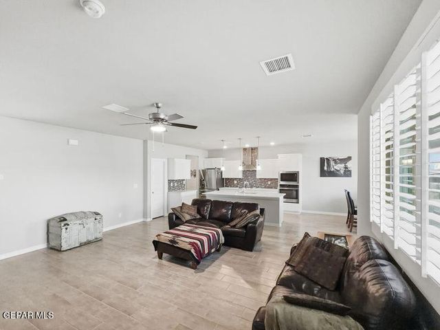 2370 ENCHANTED BUTTE, El Paso, TX 79911