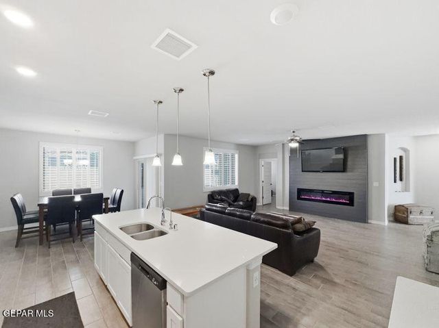 2370 ENCHANTED BUTTE, El Paso, TX 79911