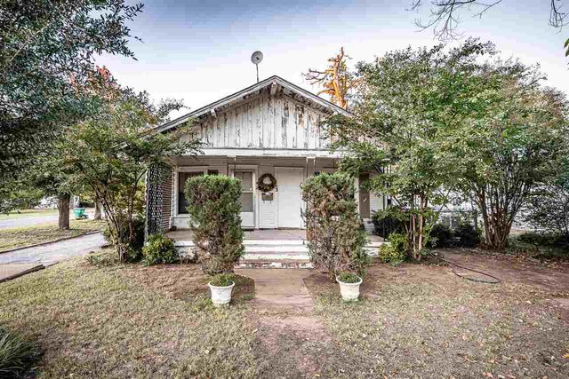 303 E Oklahoma St, Walter, OK 73572