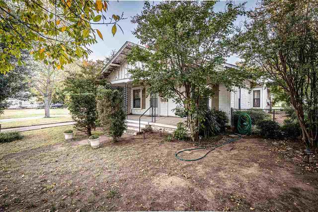303 E Oklahoma St, Walter, OK 73572
