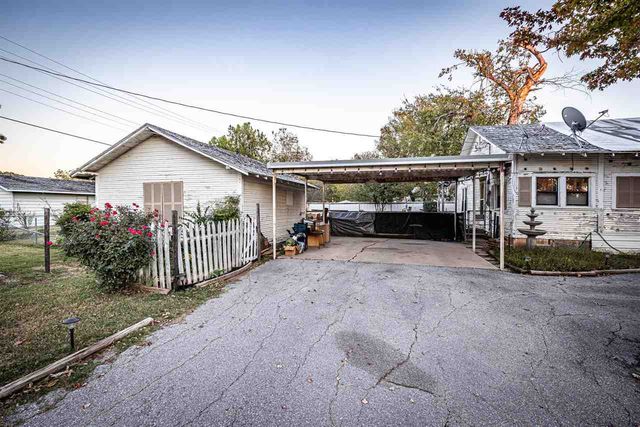 303 E Oklahoma St, Walter, OK 73572