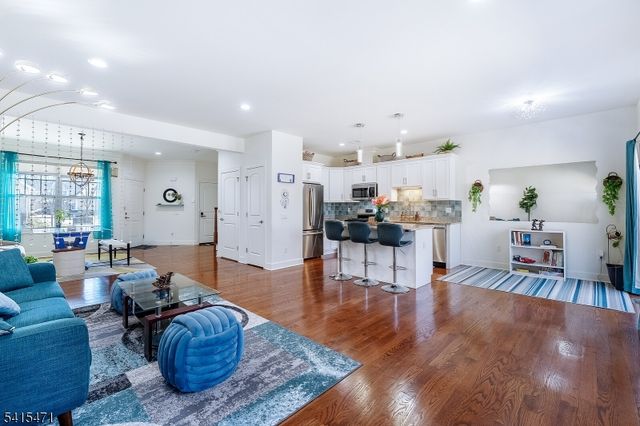 8 Watersedge Dr, Parsippany-troy Hills Twp., NJ 07005