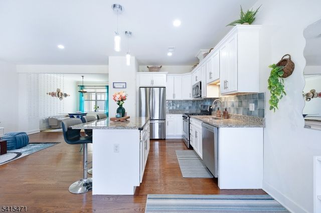 8 Watersedge Dr, Parsippany-troy Hills Twp., NJ 07005