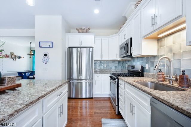 8 Watersedge Dr, Parsippany-troy Hills Twp., NJ 07005