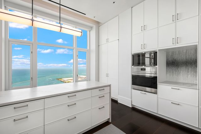 132 E Delaware Place 6206, Chicago, IL 60611