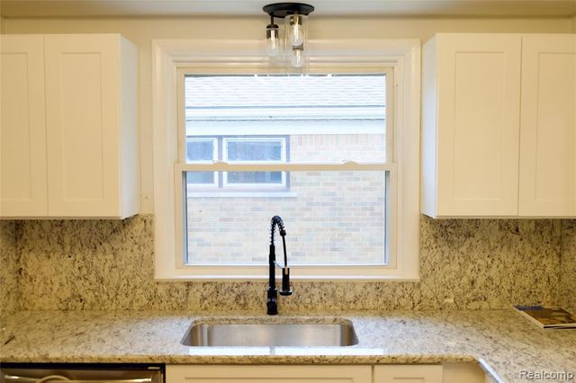 19189 Berden Street, Grosse Pointe, MI 48236