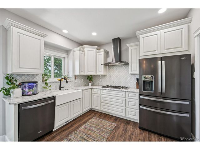 1041 Wisteria Dr, Loveland, CO 80538