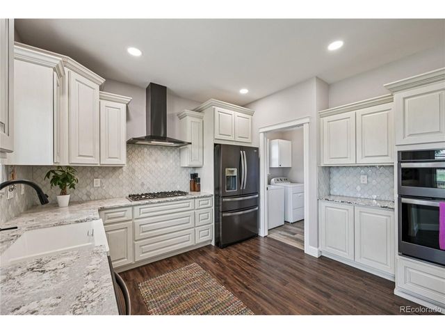 1041 Wisteria Dr, Loveland, CO 80538