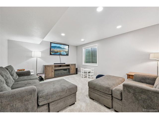 1041 Wisteria Dr, Loveland, CO 80538