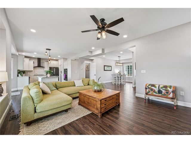 1041 Wisteria Dr, Loveland, CO 80538