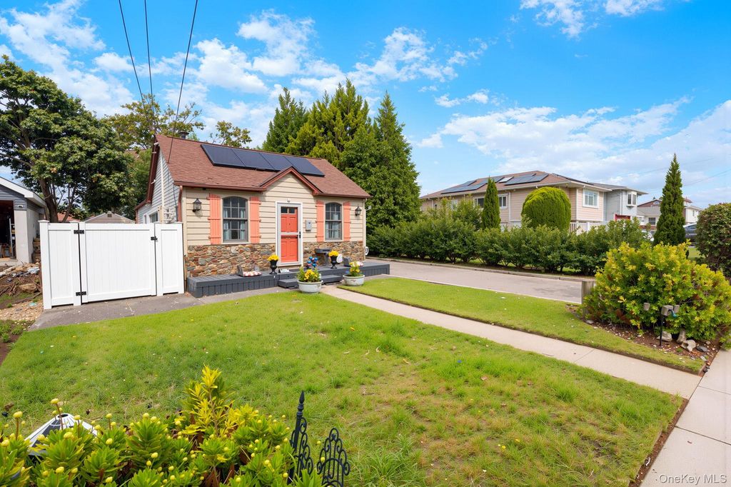 23 Dewey Place, Lindenhurst, NY 11757 — photo 2