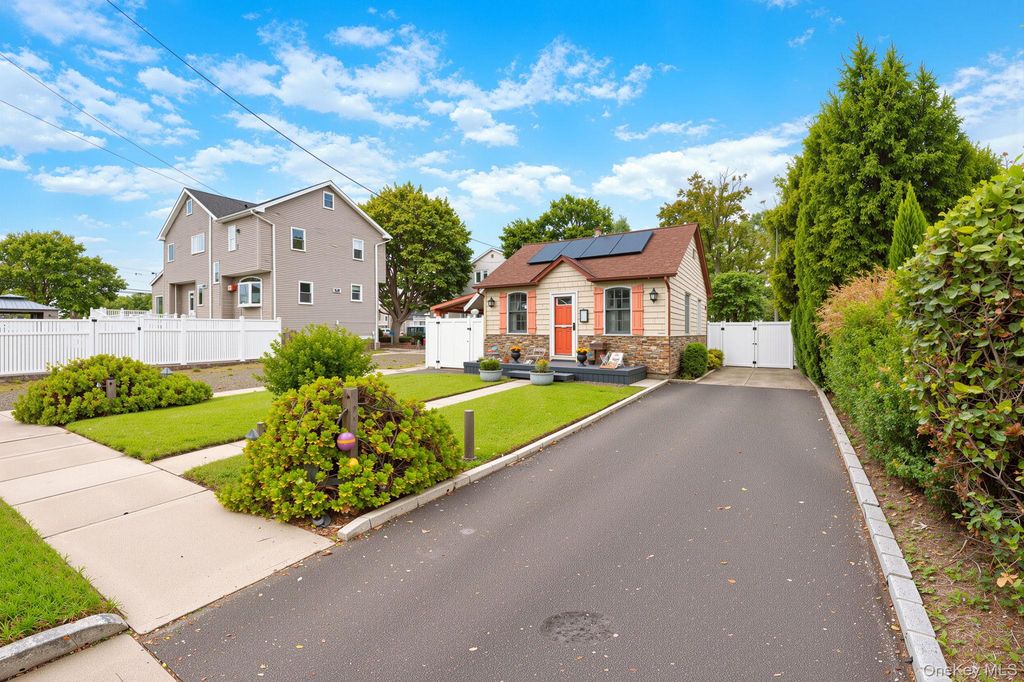 23 Dewey Place, Lindenhurst, NY 11757 — photo 3