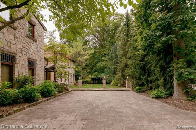 7357 Lindenmere Drive, Bloomfield Hills, MI 48301