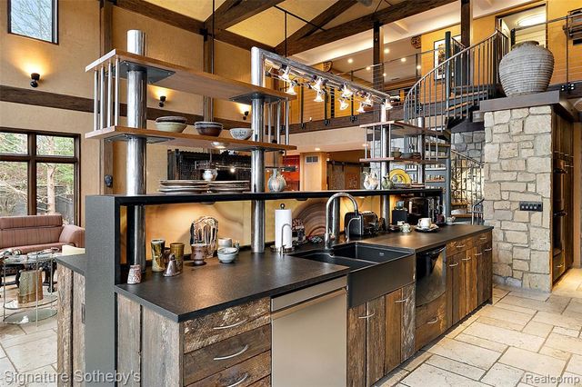 7357 Lindenmere Drive, Bloomfield Hills, MI 48301