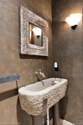 7357 Lindenmere Drive, Bloomfield Hills, MI 48301