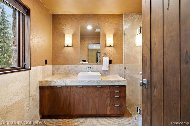 7357 Lindenmere Drive, Bloomfield Hills, MI 48301