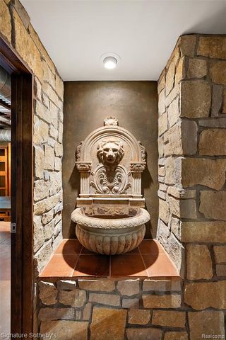 7357 Lindenmere Drive, Bloomfield Hills, MI 48301