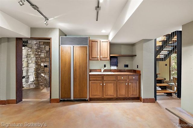 7357 Lindenmere Drive, Bloomfield Hills, MI 48301