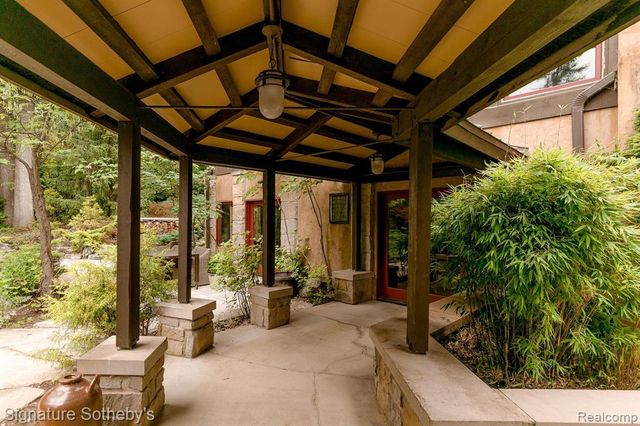 7357 Lindenmere Drive, Bloomfield Hills, MI 48301