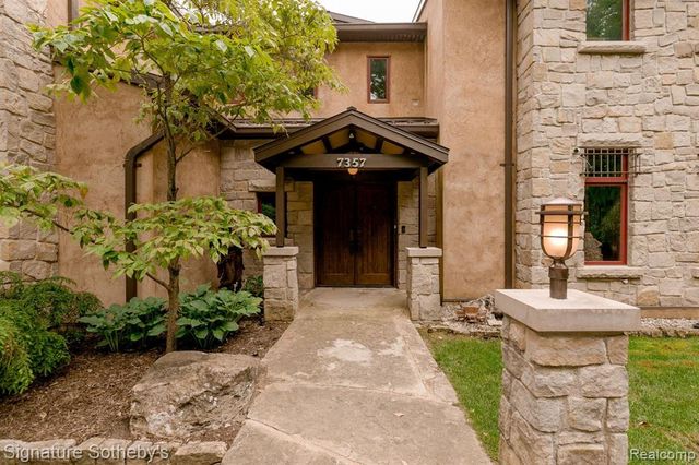 7357 Lindenmere Drive, Bloomfield Hills, MI 48301