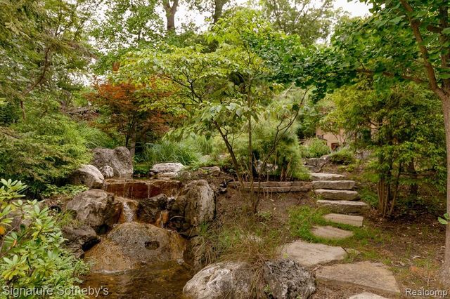 7357 Lindenmere Drive, Bloomfield Hills, MI 48301