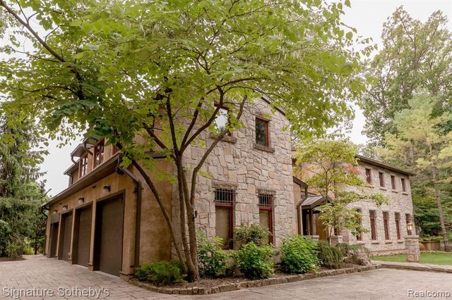 7357 Lindenmere Drive, Bloomfield Hills, MI 48301