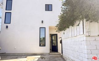 19557 Calvert Street, Tarzana, CA 91335