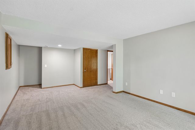 3851 92nd Drive, Urbandale, IA 50322