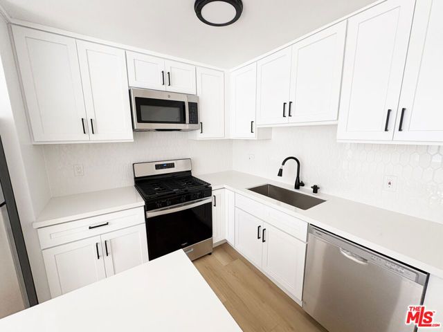 5440 Carlton Way 106, Los Angeles, CA 90027