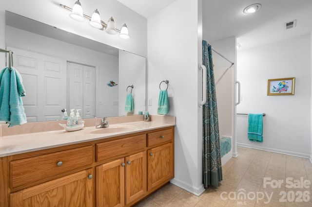 1268 Wexford Village Circle NE, Lenoir, NC 28645