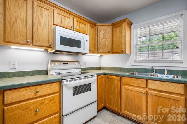1268 Wexford Village Circle NE, Lenoir, NC 28645