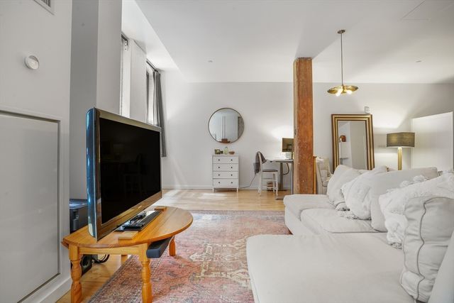 346-354 Congress St 106, Boston, MA 02210