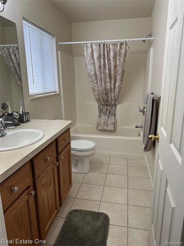 1429 Sherwood Forest Court, Waterford, MI 48327