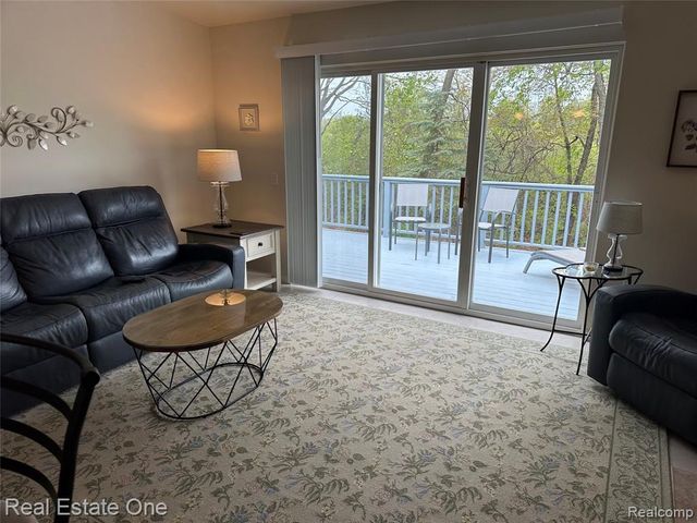 1429 Sherwood Forest Court, Waterford, MI 48327