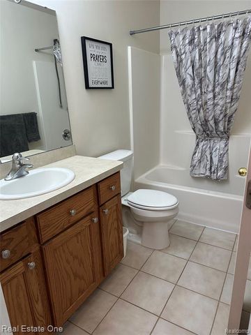 1429 Sherwood Forest Court, Waterford, MI 48327