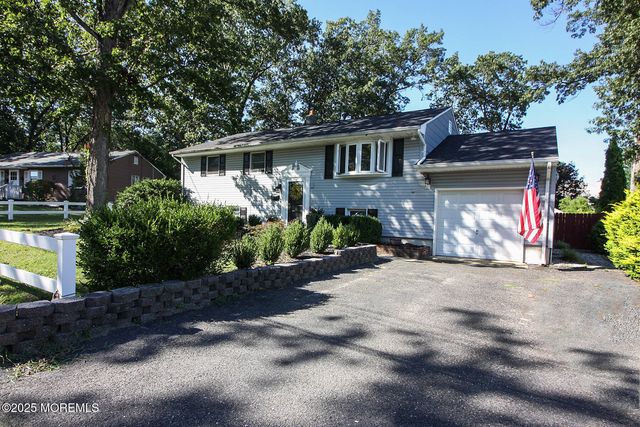 43 Darien Road, Howell, NJ 07731