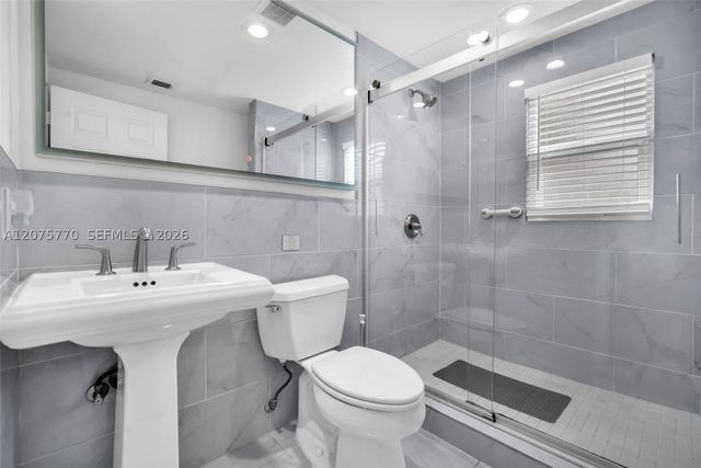 907 NE 5th St, Hallandale Beach, FL 33009