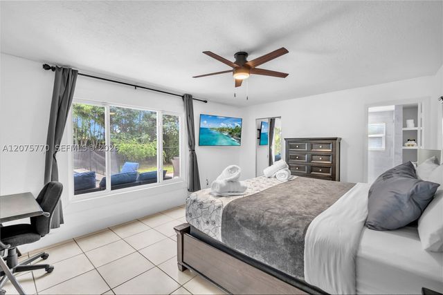 907 NE 5th St, Hallandale Beach, FL 33009