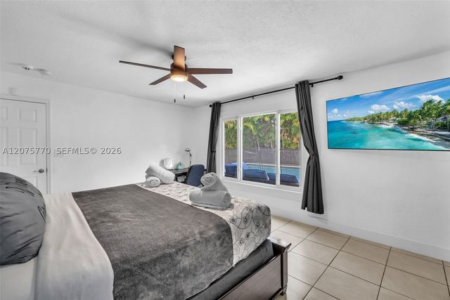 907 NE 5th St, Hallandale Beach, FL 33009