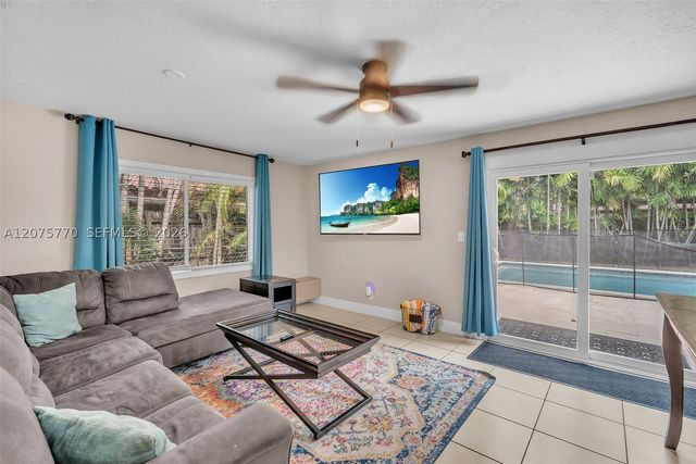 907 NE 5th St, Hallandale Beach, FL 33009