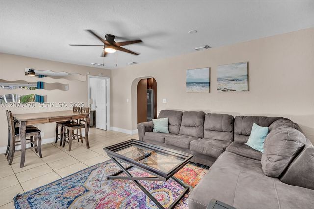 907 NE 5th St, Hallandale Beach, FL 33009