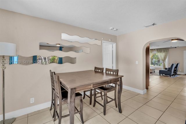 907 NE 5th St, Hallandale Beach, FL 33009