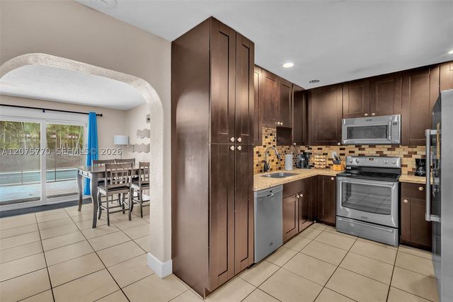 907 NE 5th St, Hallandale Beach, FL 33009