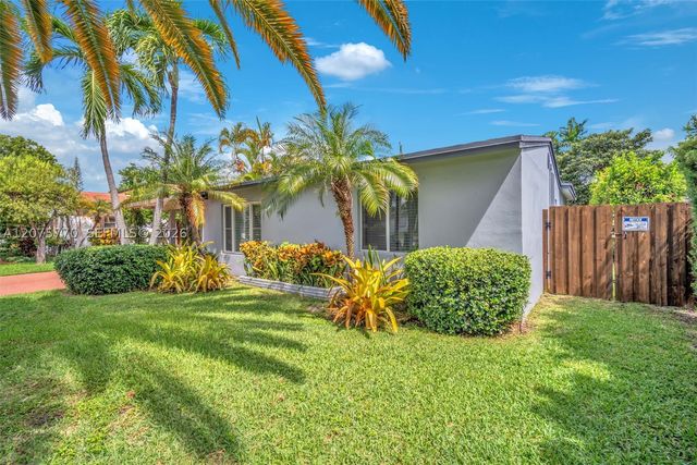 907 NE 5th St, Hallandale Beach, FL 33009