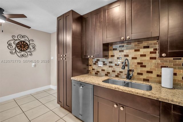 907 NE 5th St, Hallandale Beach, FL 33009