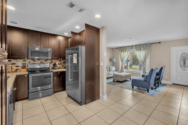 907 NE 5th St, Hallandale Beach, FL 33009