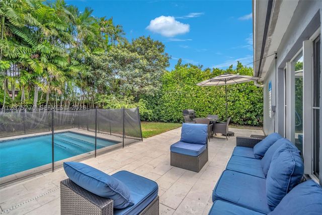 907 NE 5th St, Hallandale Beach, FL 33009