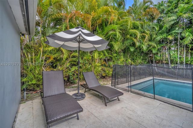 907 NE 5th St, Hallandale Beach, FL 33009
