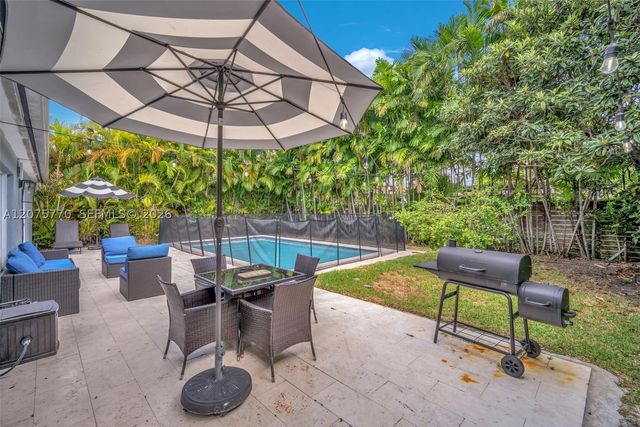 907 NE 5th St, Hallandale Beach, FL 33009